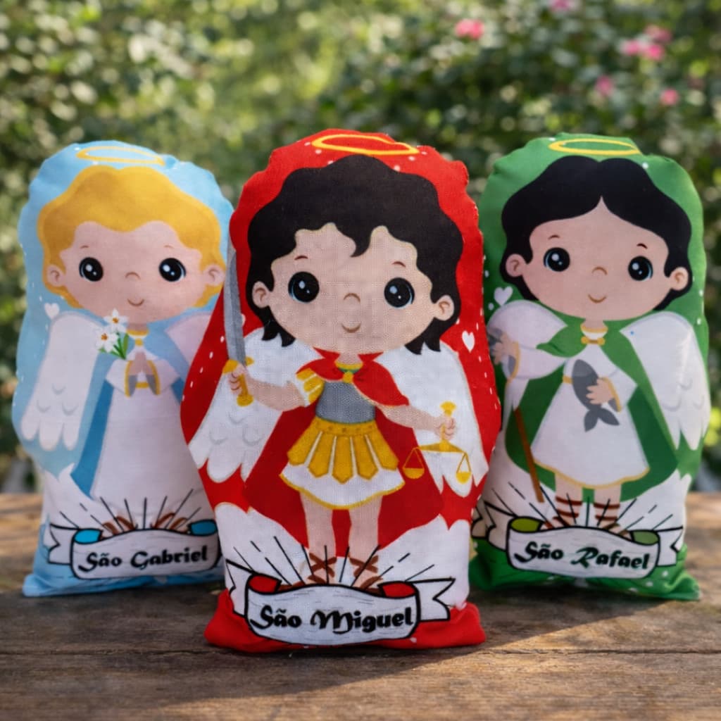 Almofada Naninha São Miguel Rafael Gabriel 28cm com Oração – Infantil Antialérgica Lavável