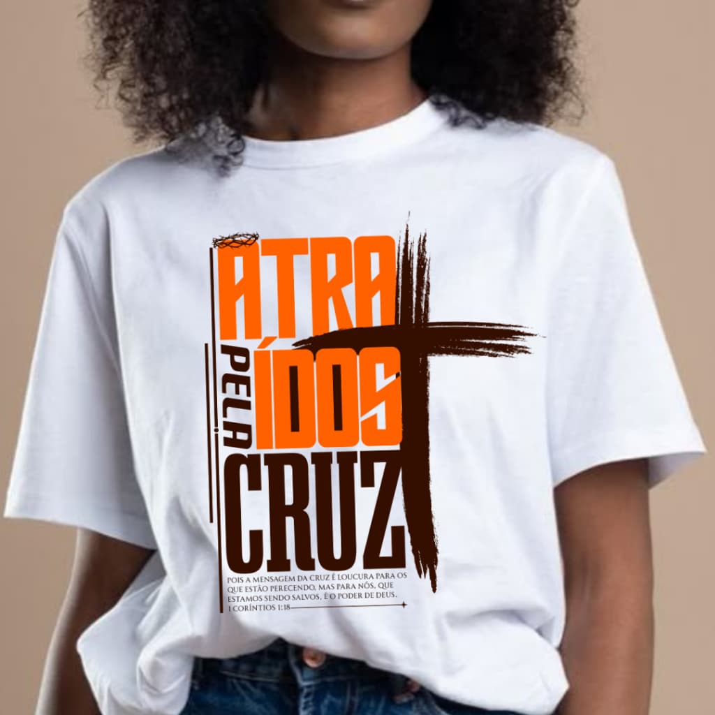 Camiseta Feminina Gospel Frase Atraídos Cristã Camisa Evangélica Estampada Blusa