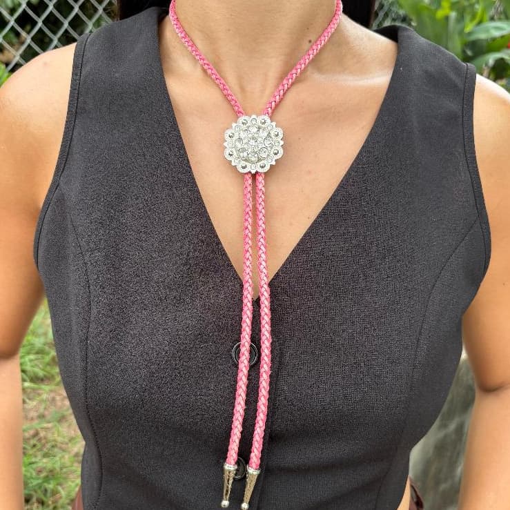 Colar gravatinha trançada fio rosa Ana Castela boiadeira pingente flor zirconias