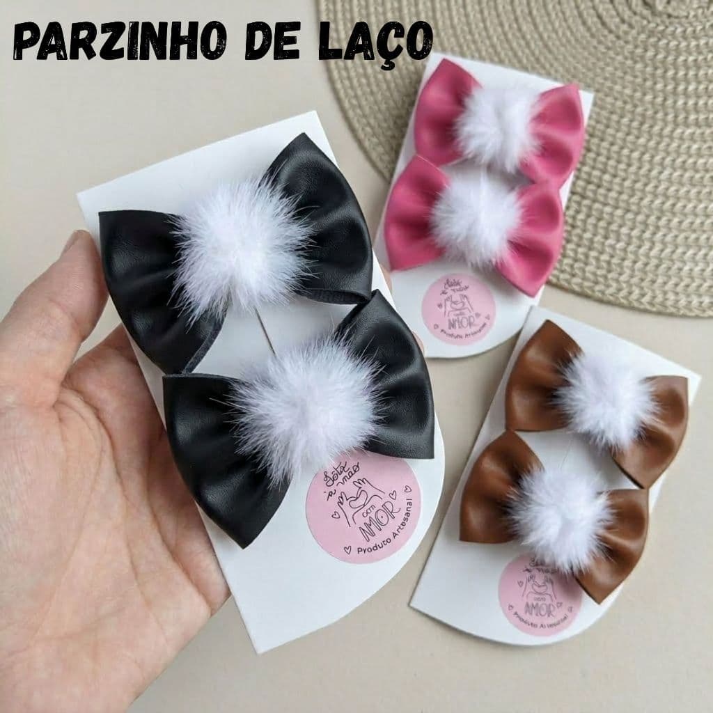 Laço Com Pompom Couro Lonita 2 Uni Para Bebê Menina Infantil Bico de Pato Não Escorrega