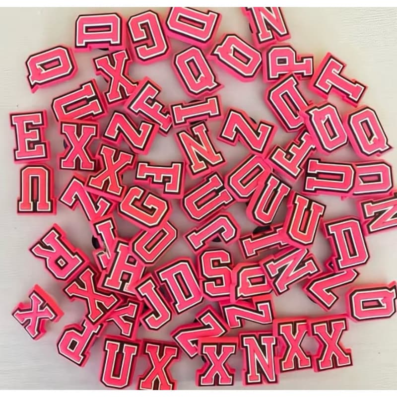 Pins Bottons Para Sandália Babuche Adulto e Infantil - Letra Rosa