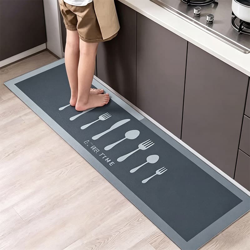 Kit com 2 tapetes, com design impermeável e antiderrapante, indicado para cozinha e banheiro.
