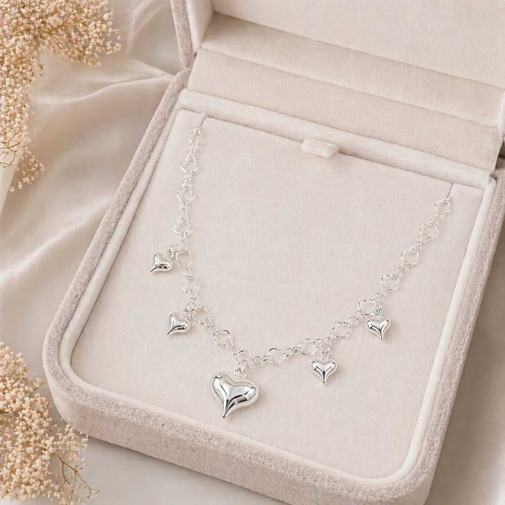 Colar Choker Folheado a Prata com Corações – Delicado e Moderno
