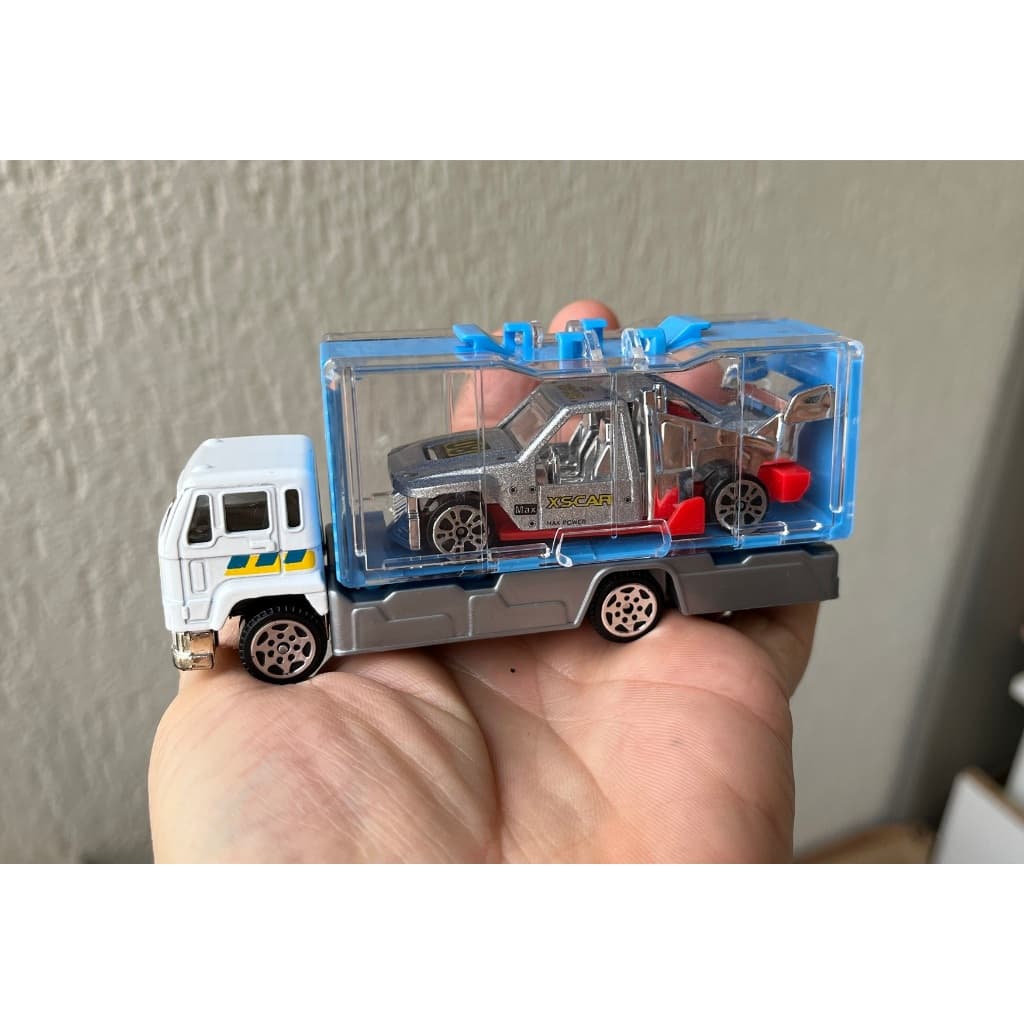 caminhão transportador reboque e carro de corrida prata esc 1/64 tamanho hot wheels