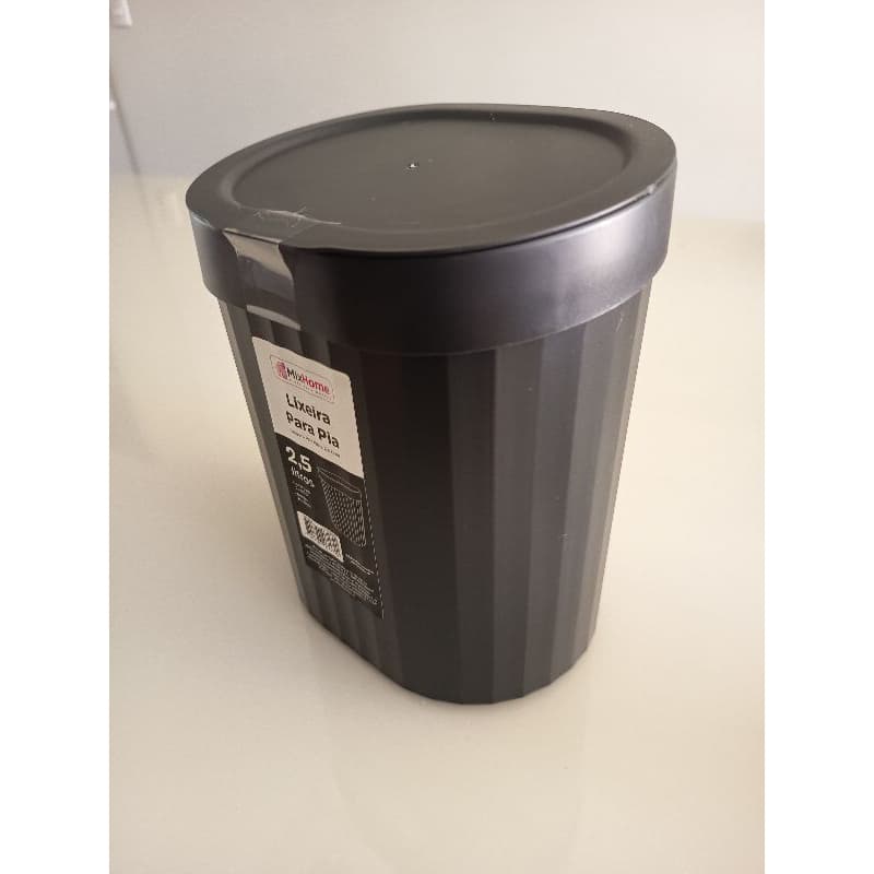 Lixeira plástico preta com tampa 2,5L