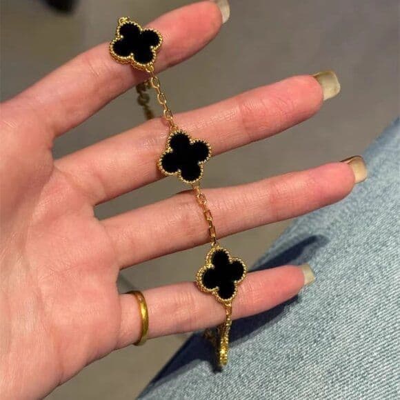 Pulseira Dourada Trevos Zircônia Preta