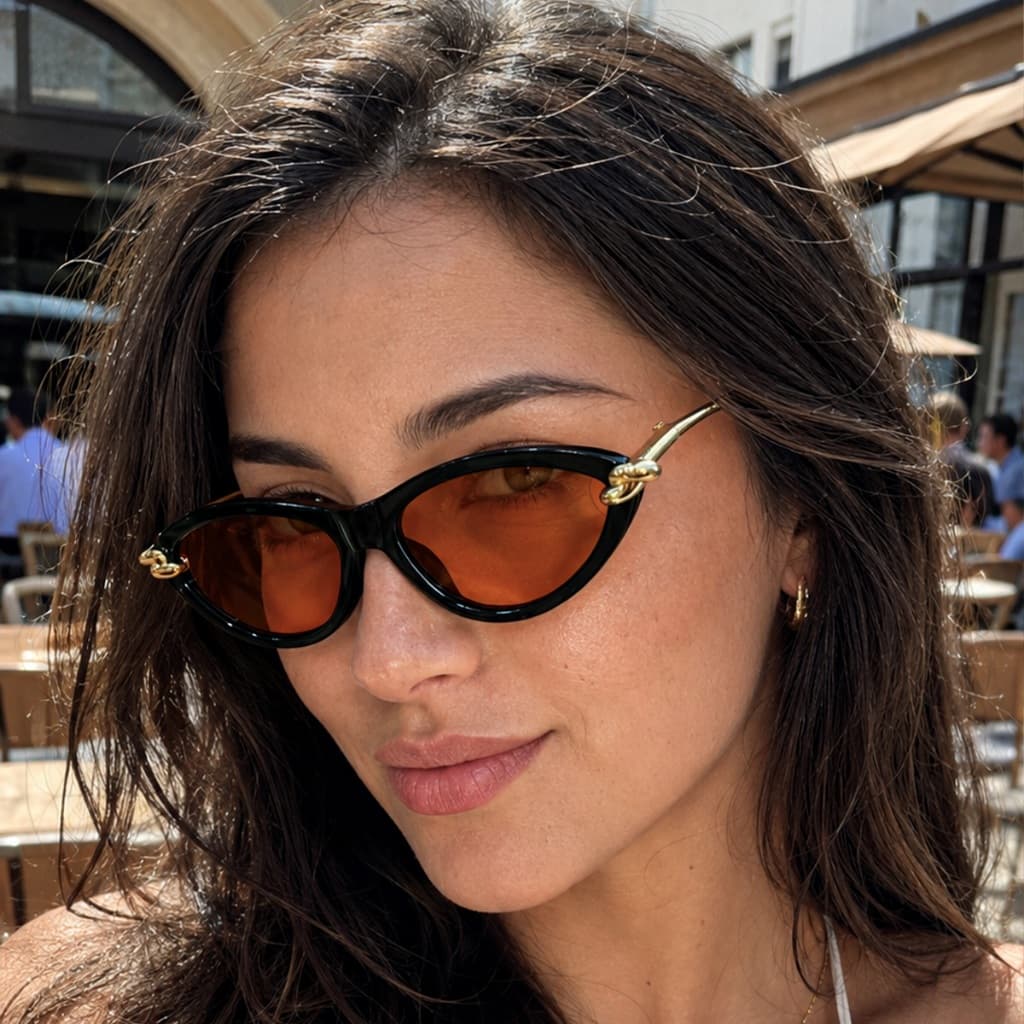 Óculos de Sol Feminino Gatinho Ilook Casual Sofisticado Preto com Metal Dourado UV400