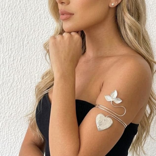 Bracelete de Bíceps Coração Martelado – Banhado a Prata 925