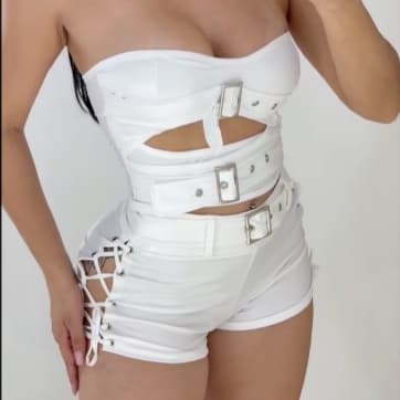 Conjunto Dri Feminino Cropped Fivela Dupla Vazado + Short com Cinto e Trançado Lateral em Cirrê Tendência Moda Balada