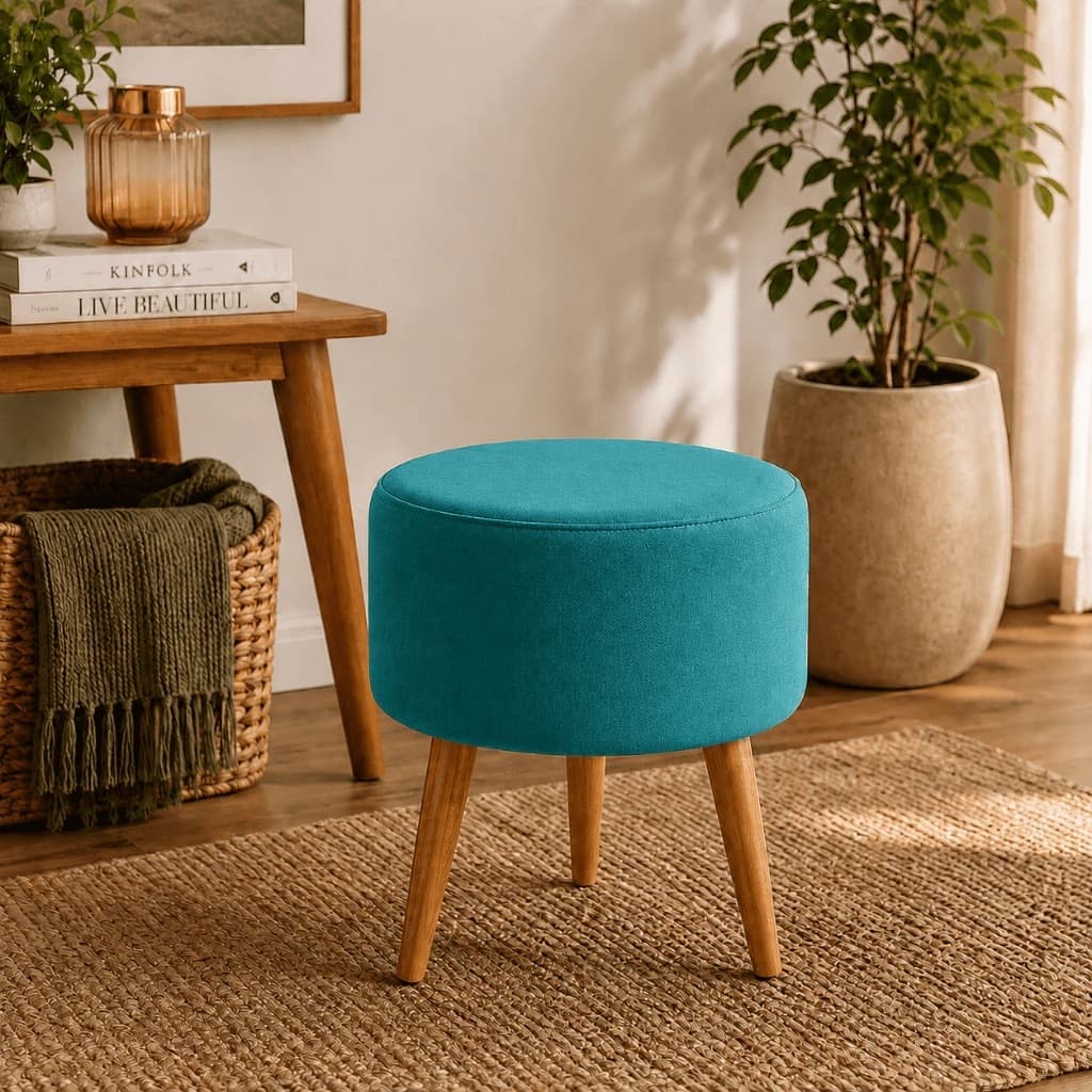 Puff Redondo Veludo Pés Palito Madeira  Tendência Decoração 2026 Sala Quarto Recepção Consultório