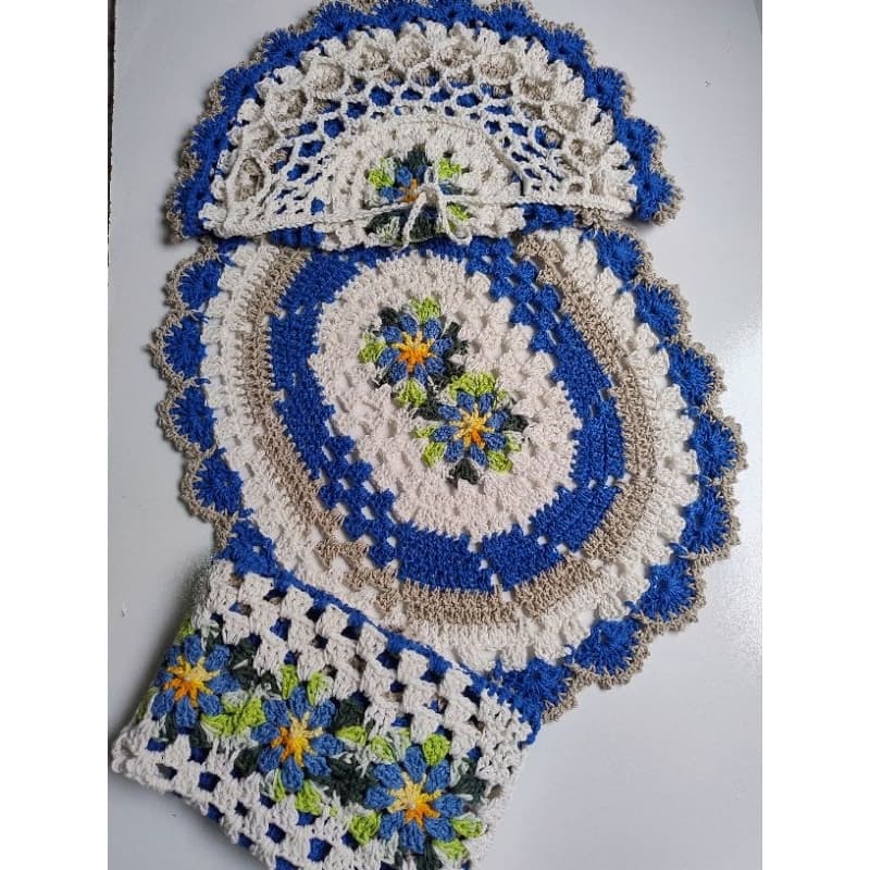 Jogo de Banheiro de Crochê Artesanal – Florescer Azul | 3 Peças