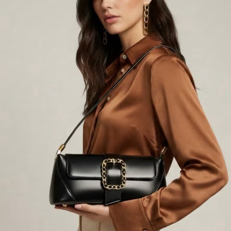 Bolsa Feminina Baguete de Ombro Estruturada Premium com Fivela em Corrente | Moderna e Elegante.