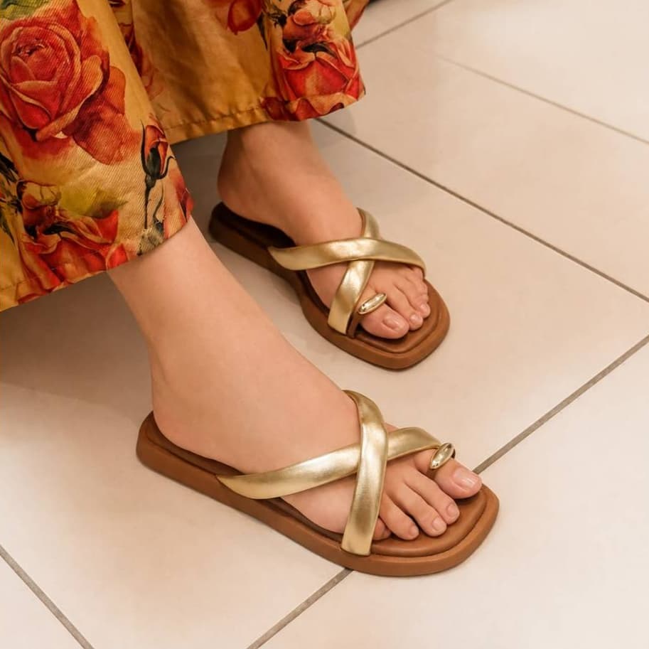 Sandália Rasteira Feminina Dourada Preta Tiras Cruzadas Acolchoadas Bico Quadrado Confortável Casual Moda Verão