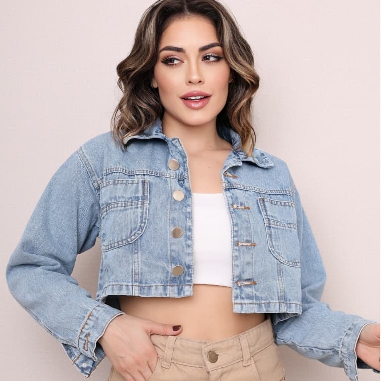 Jaqueta cropped retrô em jeans | Lavagem azul clara e vibrante | Estilo clean, moderno e versátil.