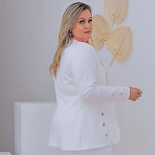 Blazer Feminino Plus Size Preto Com Botões Tecido Neopreme Manga Longa Corte Slim Veste do 46 ao 50
