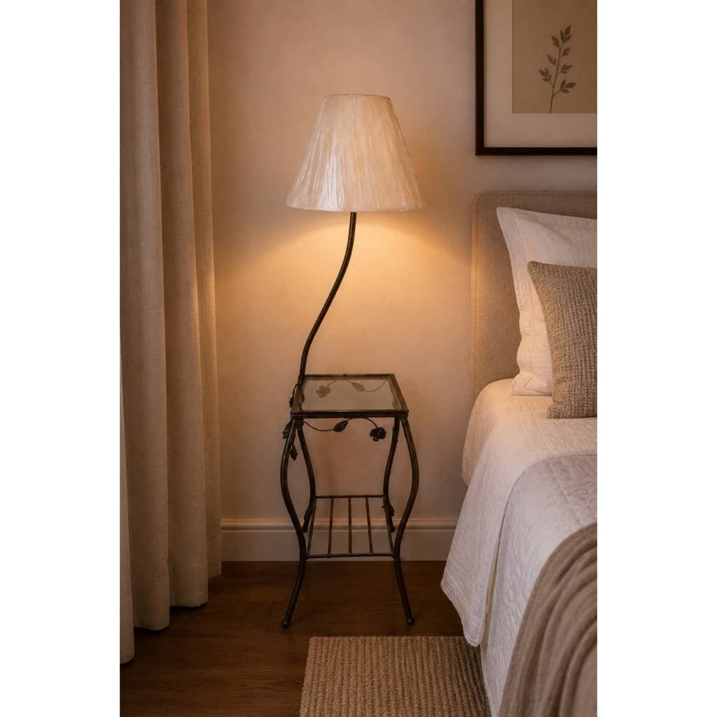 Mesa de canto com luminaria coluna com abajur de flor cupula tnt cafe com leite sala quarto decoraçao