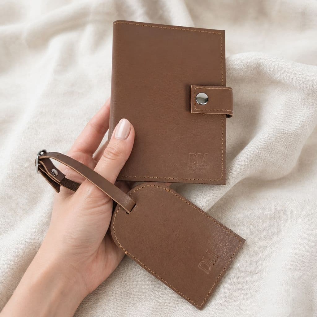 Porta Passaporte e Tag de Mala Couro Sintético Personalizado Iniciais Dourado, Prata Ou Baixo Relevo
