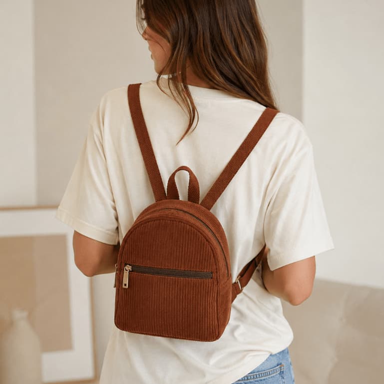 Mochila Pequena Feminina em Veludo Cotelê com Alças Reguláveis e Fechamento em Zíper