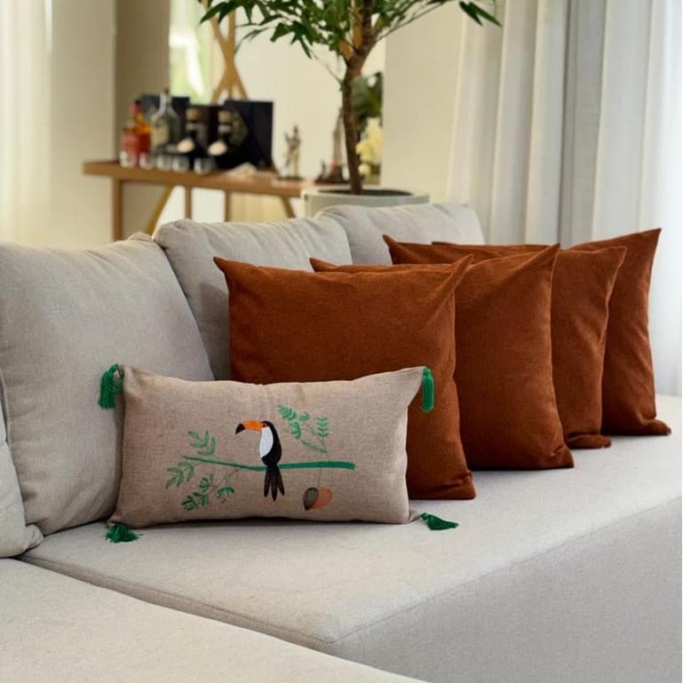 Capas de Almofada Decorativa 45x45 Bouclé e Linho Bordado Sofá Sala Luxo 4 Almofadas + 1 Baguete SEM ENCHIMENTO