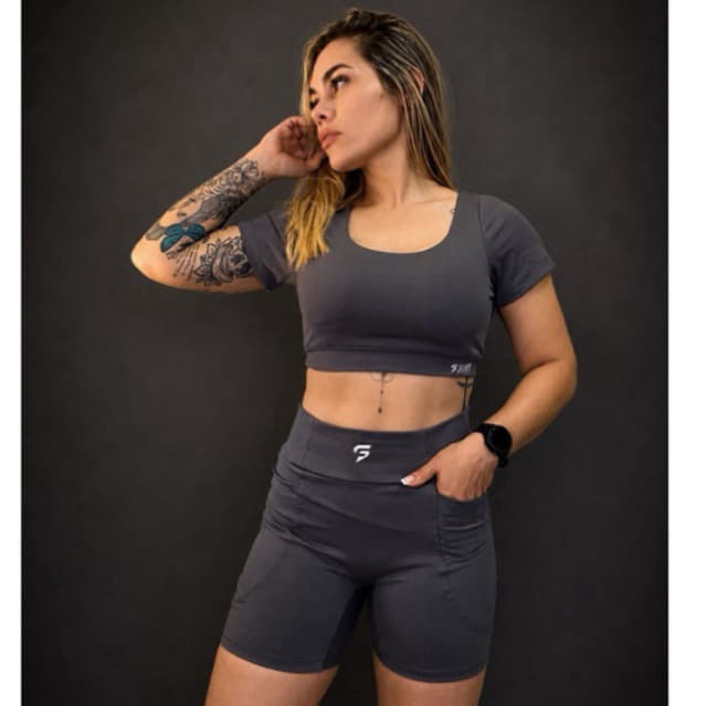 Conjunto fitness em poliamida short com bolso + top de manguinha com  bojo removível