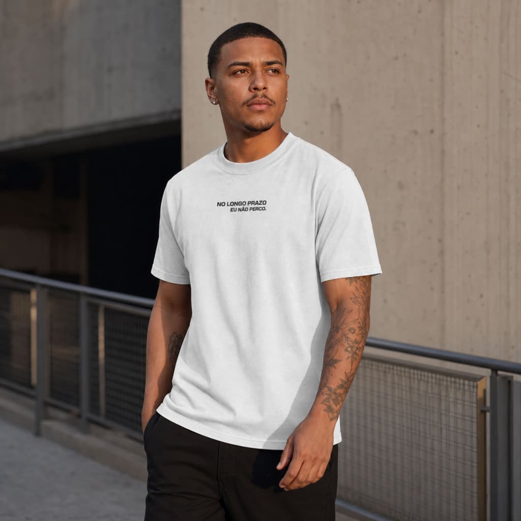 Camiseta Unissex Branca Minimalista Estampa “No Longo Prazo Eu Não Perco”