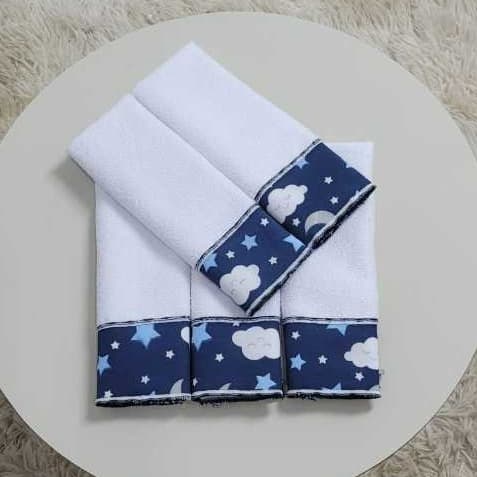 Toalha Ombro e Boca Babete Overlocado C/05UN e Tecido Com Estampas Variadas Toalhas Na Cor Branca