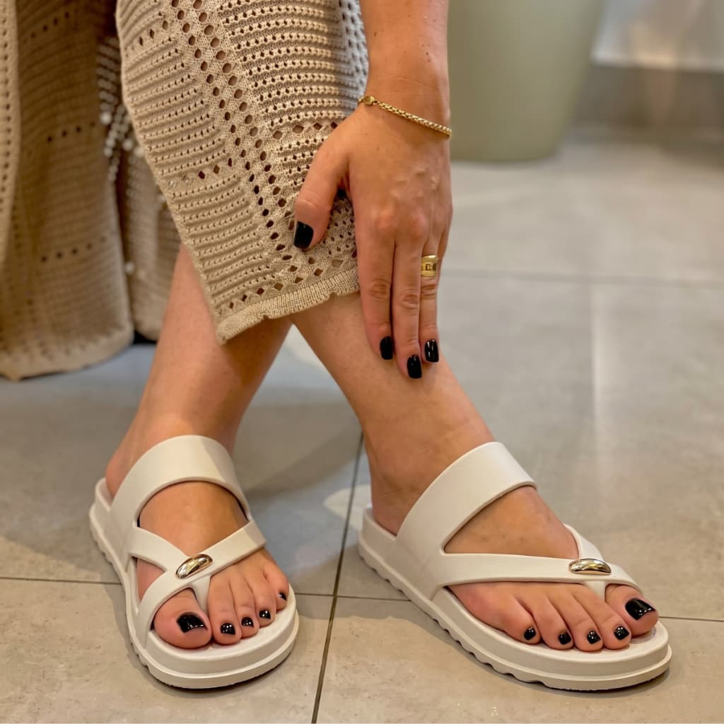 Chinelo Feminino Papete Confortável Sandália Casual Rasteira Moderna Detalhe Metalizado