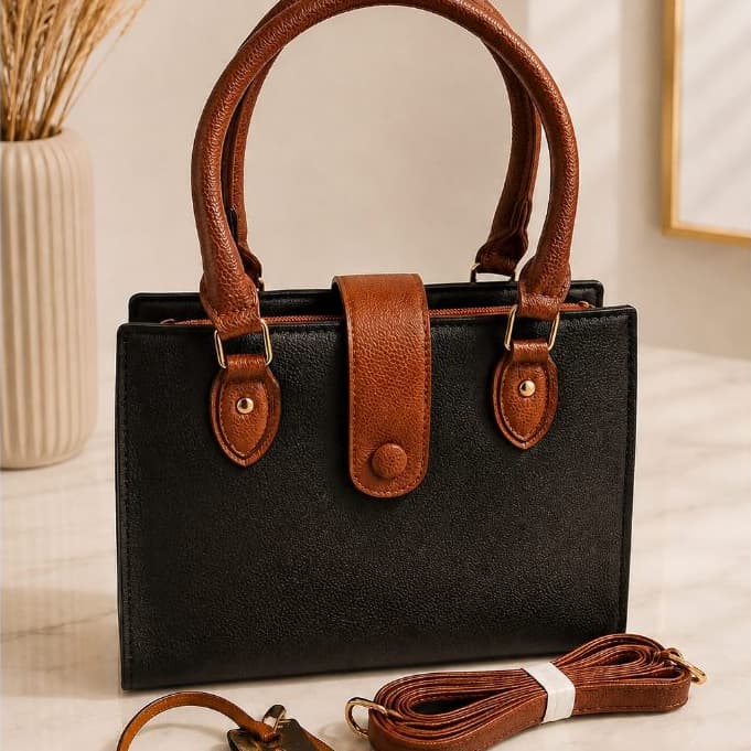 Bolsa Feminina Grande Estruturada com Alça de Ombro e Chaveiro  Preto