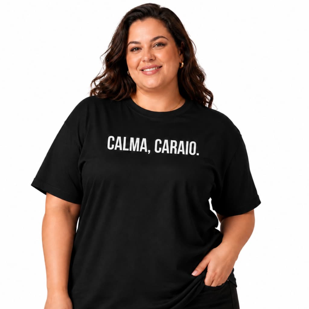 Camiseta Feminina Plus Size com Estampa Divertida Calma Caraio Meme Algodão