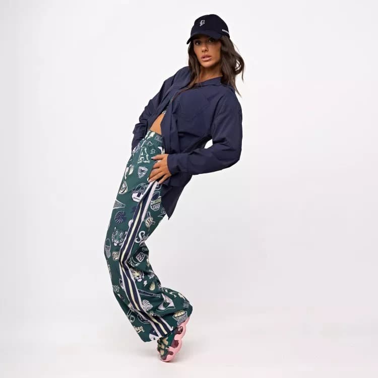 Calça Pantalona Sport High Tech Estampada – Microfibra Leve com Bolsos e Listras