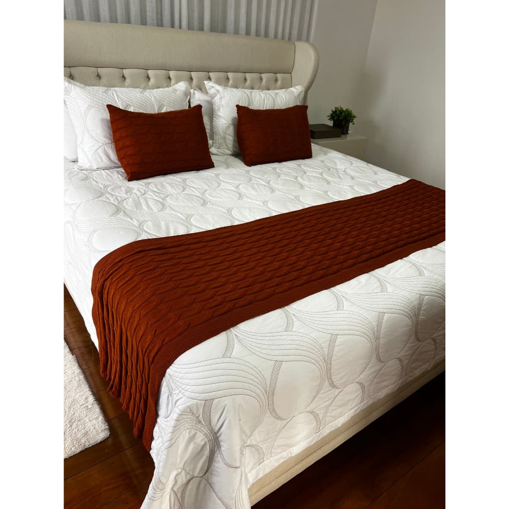 Kit Peseira Decorativa Tricot Trança Cama King + 2 Capas