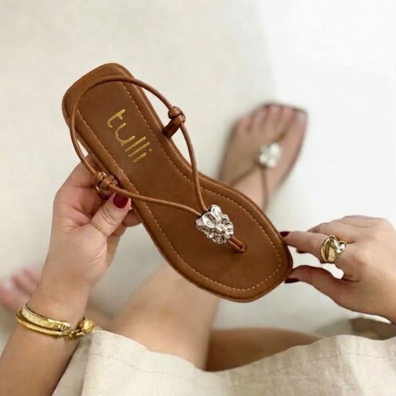Sandália Rasteira Feminina Caramelo com Pedra Elegante Confortável Moda Verão