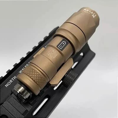 Lanterna Tática Surefire Mod. M300 p/ Trilho 22mm c/ acionador Remoto