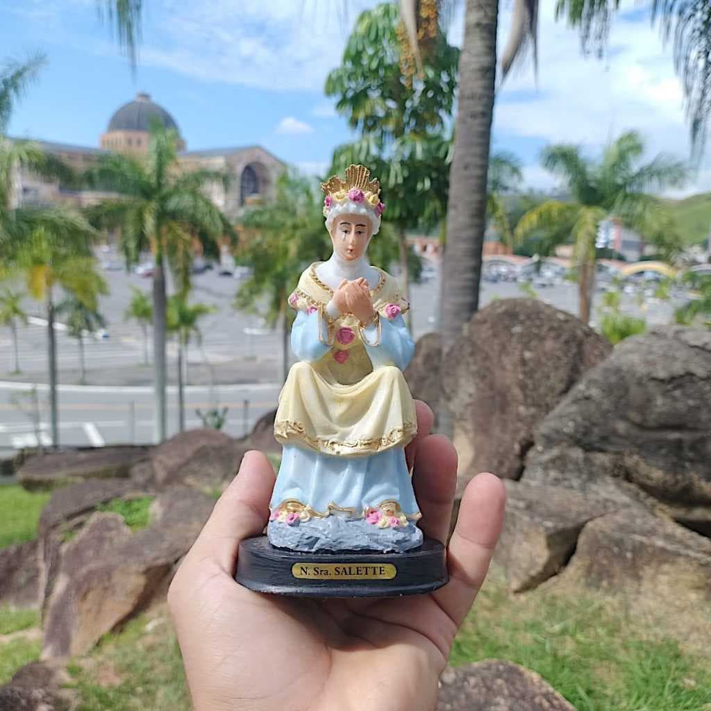 Imagem Nossa Senhora Da Salete Sentada 20cm Resina Maciça Item Decorativo Para O Lar Fé