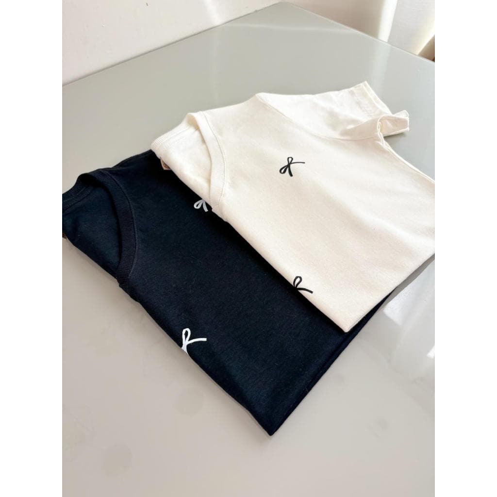 Blusa feminina gola V poá laçinho gola ribana