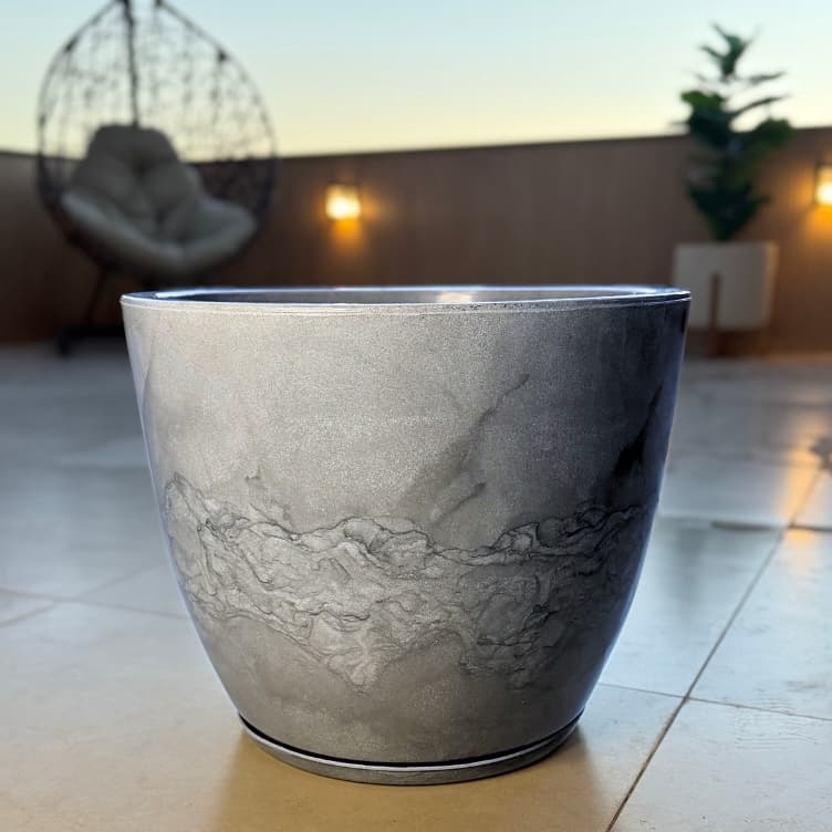 Vaso para decoração bojo liso GG em polietileno, para plantas, ideal para área externas, sala, varanda, entrada da casa.