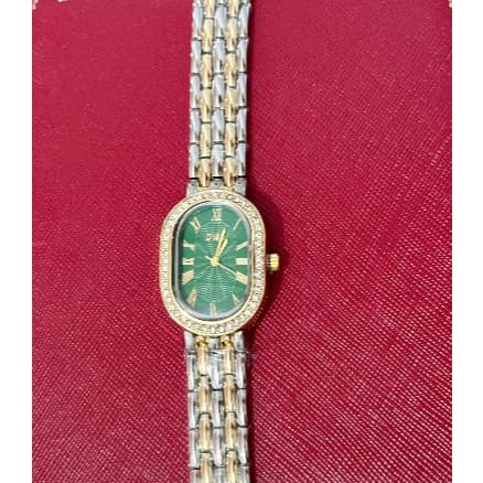 Relógio Feminino Dourado e Prata com Mostrador Verde e Detalhes em Strass – Elegância Atemporal