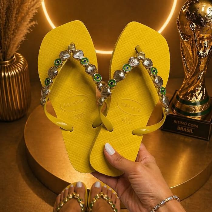 Chinelo havainas com pingentes do Brasil lançamento TOP do verão 2026