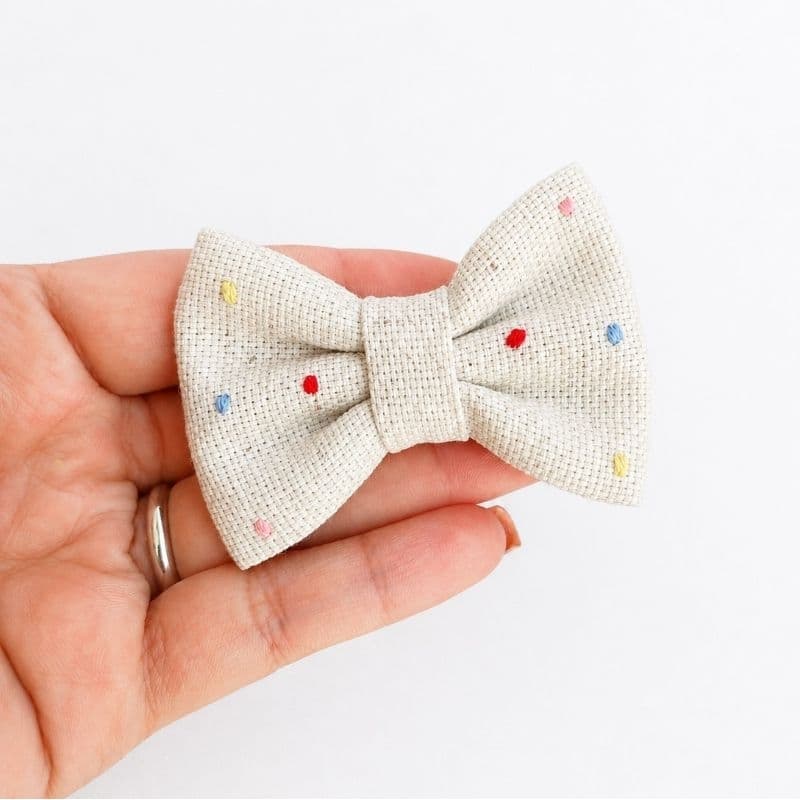 laço com bordado de bolinhas coloridas, laço em linho, 6cm