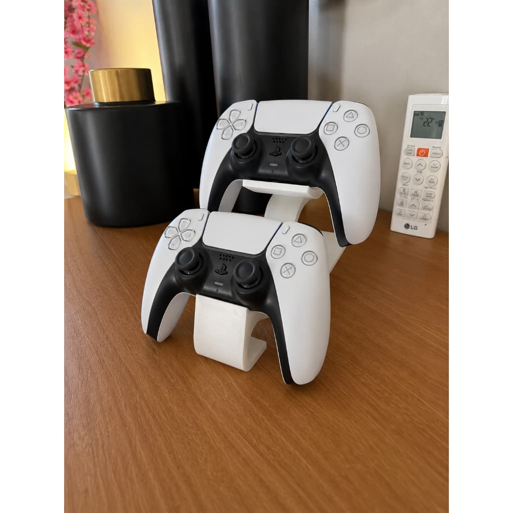 Suporte duplo para controle PS5, detalhe moderno.