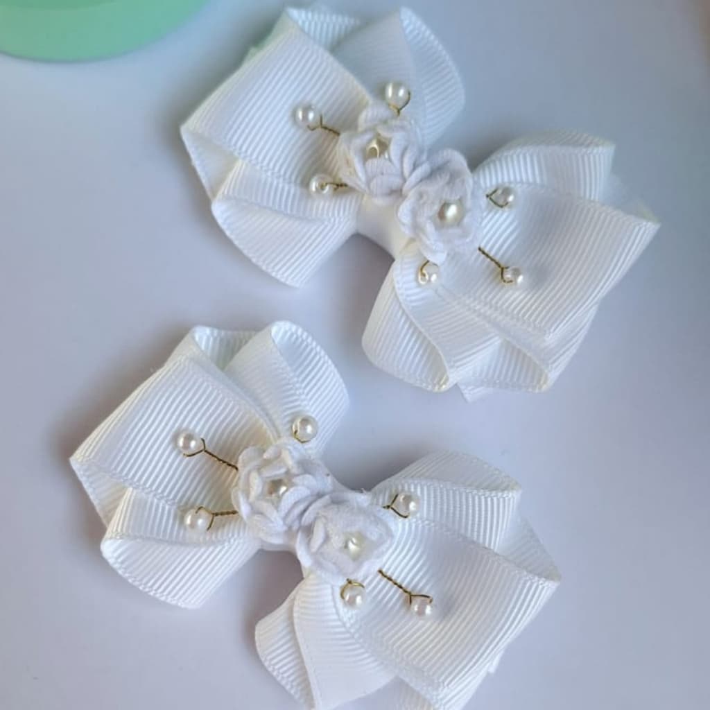 par de laços luxo branco 7 cm cada com flor e perolas no bico de pato para batizado e casamento