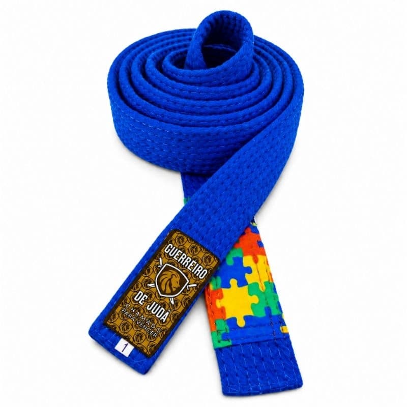 Faixa azul de jiu-jitsu com tarja de autismo. Classica