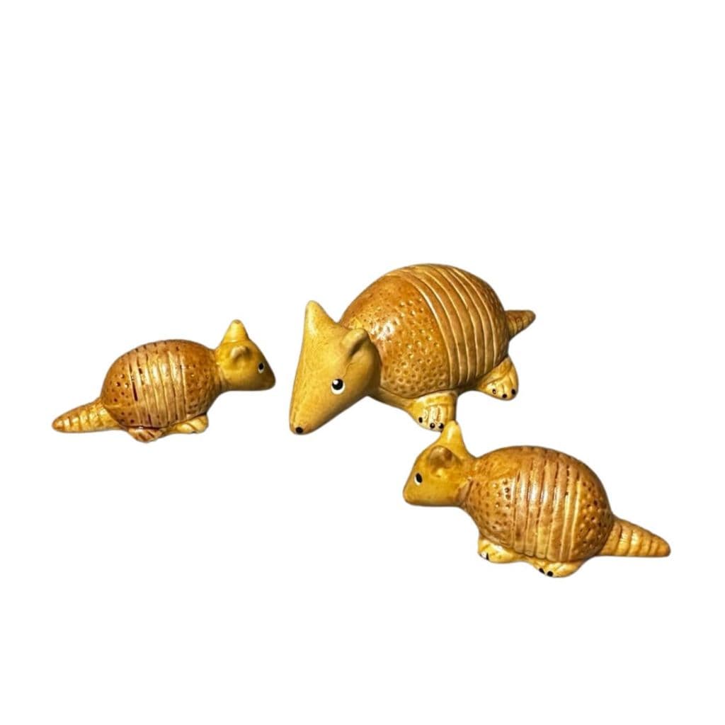 Trio de Tatu Miniatura de Porcelana Decoração Casa Enfeite
