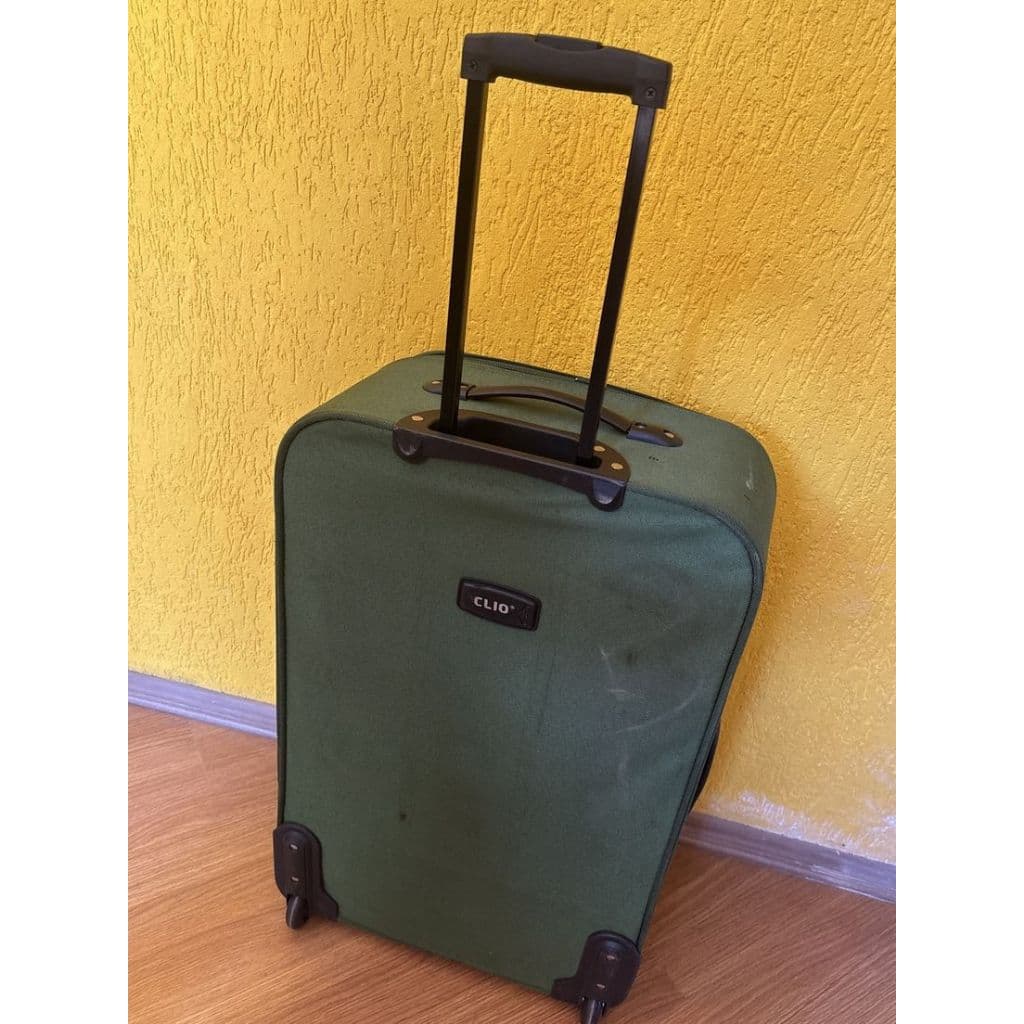 mala de viagem da marca clio na cor verde musgo. possui rodinhas e alça retrátil, ideal para viagens curtas (bazar)
