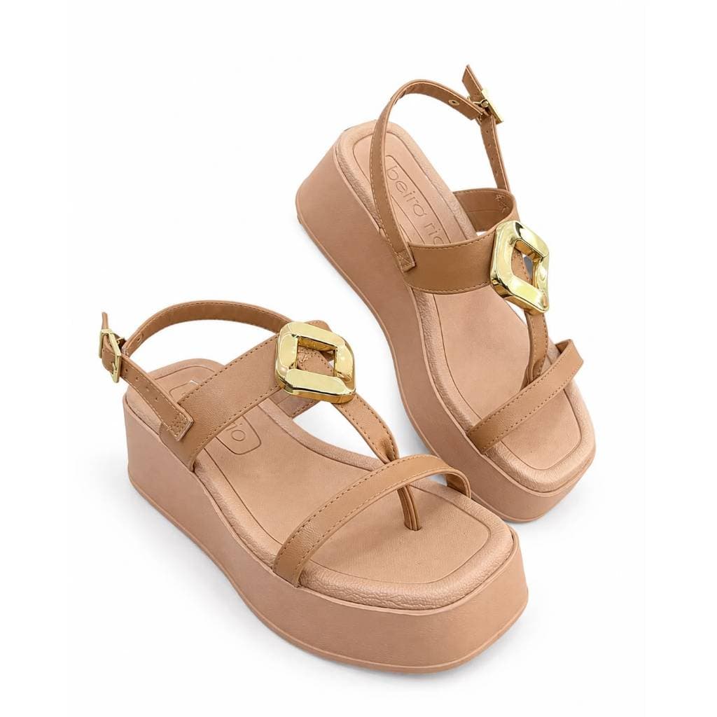 Sandalia feminina Plataforma Anabela Beira rio com fivela Dourada confortavel