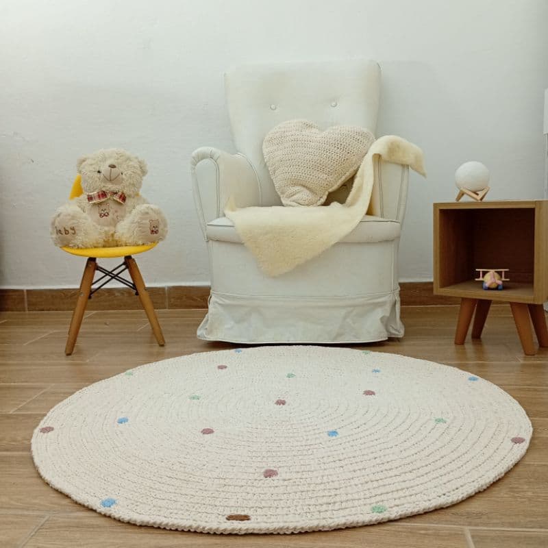 Tapete Redondo Crochê Poá Infantil 1 Metro Off White Colorido decoração quarto de bebê cantinho amamentação