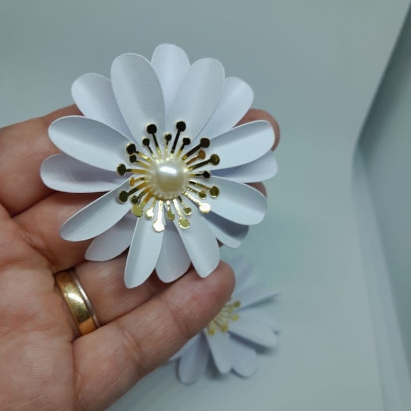 Margarida de papel cor Branca detalhes com dourado e meia pérola festa aniversário bolo Decoração jardim das Borboletas