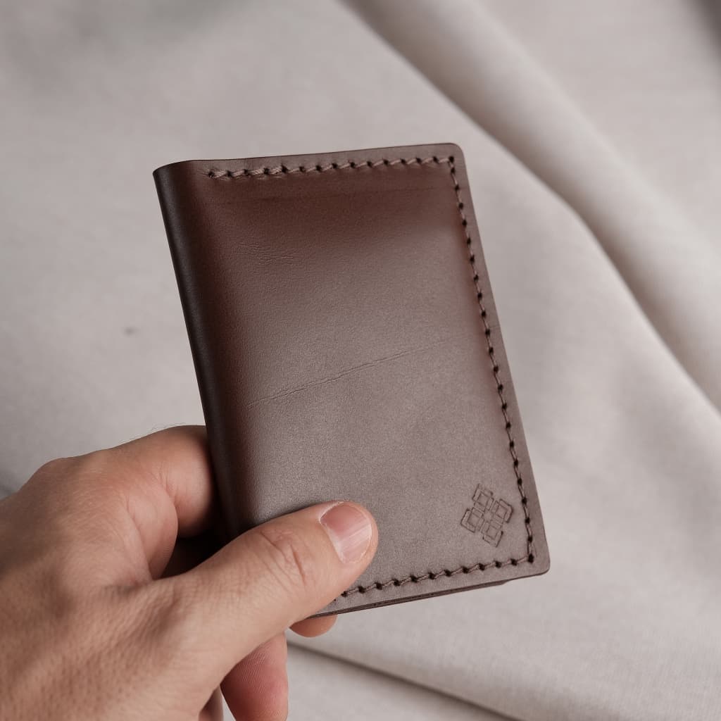 Carteira CiS em Couro Legítimo Masculina Feminina Artesanal Pequena Porta Cartão Slim Luxo Fina Premium Lisa Chocolate