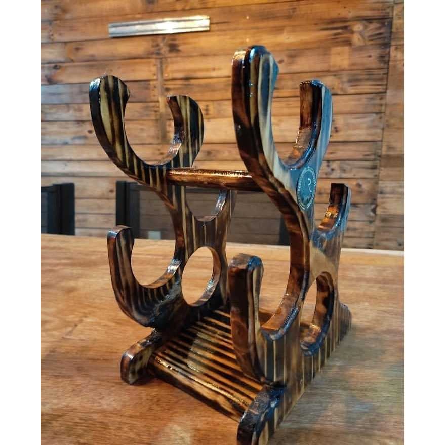 Suporte rustico para 4 garrafas de vinho ou oque vc desejar .suporte em madeira rustica otima qualidade