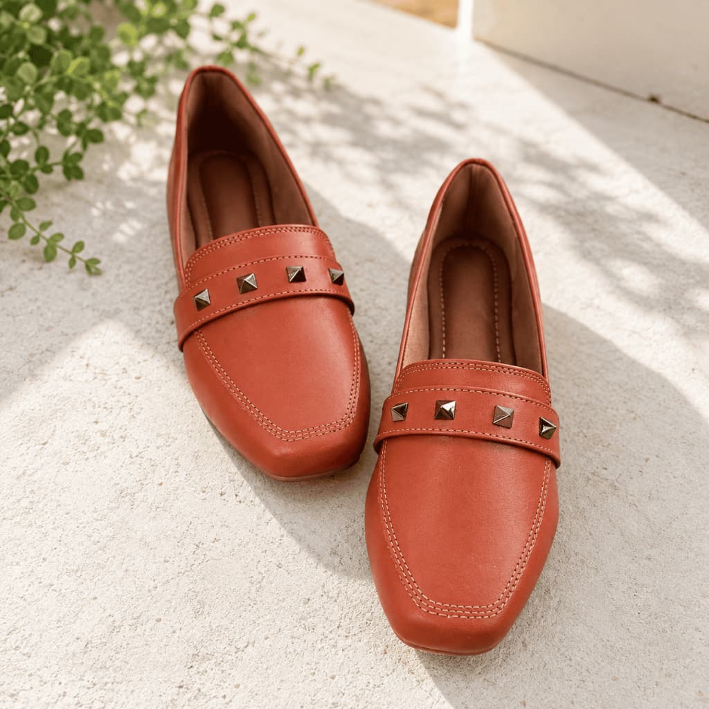Mocassim Feminino Confortável Cor Terra Com Spikes Ouro Light Bico Quadrado ENVIO IMEDIATO